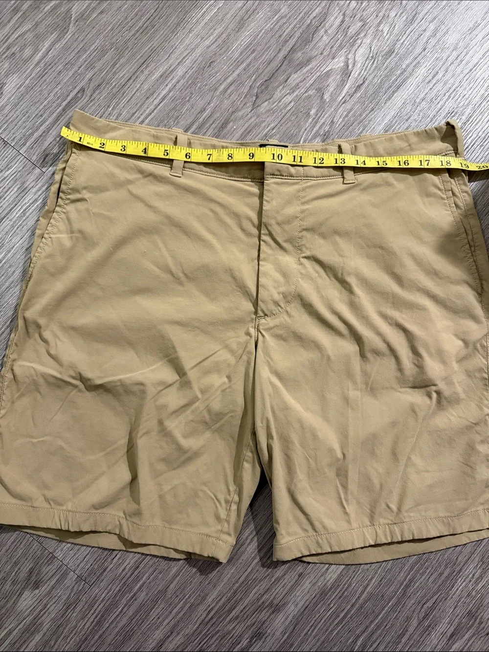 J. Crew Men’s Flat-Front Shorts in Light Khaki Sz 36